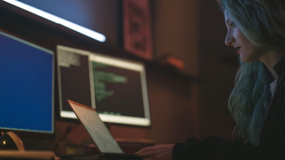 Free Side View of a Woman Using a Laptop Stock Photo