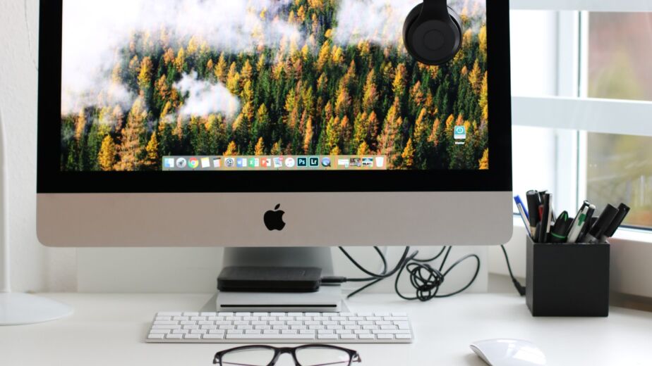 Free Turned on Silver Imac With Might Mouse and Keyboard Stock Photo