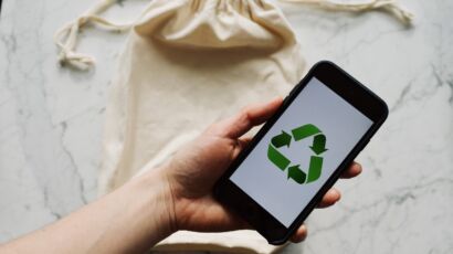 Free Faceless person showing recycle symbol on mobile phone screen Stock Photo